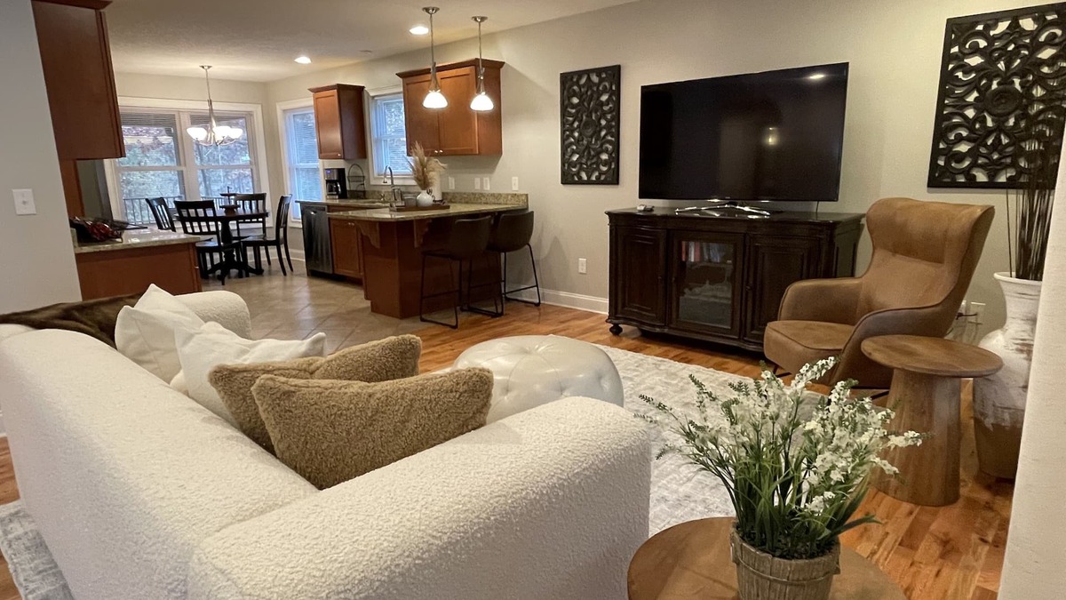 Hendersonville House | Conveniently Located, Only 3 Mile from Downtown Hendersonville !