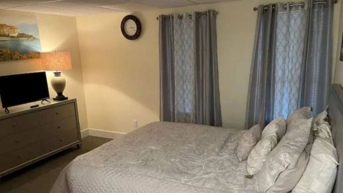 Off Broadway House | Conveniently located 1 bedroom/1Bath Private Room