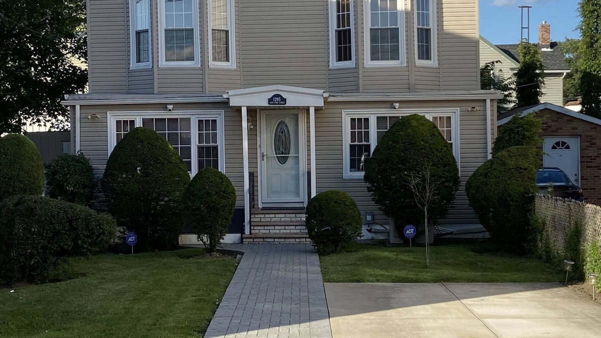 Canarsie House | Conveniently located Brooklyn House With Lots Of Charm!