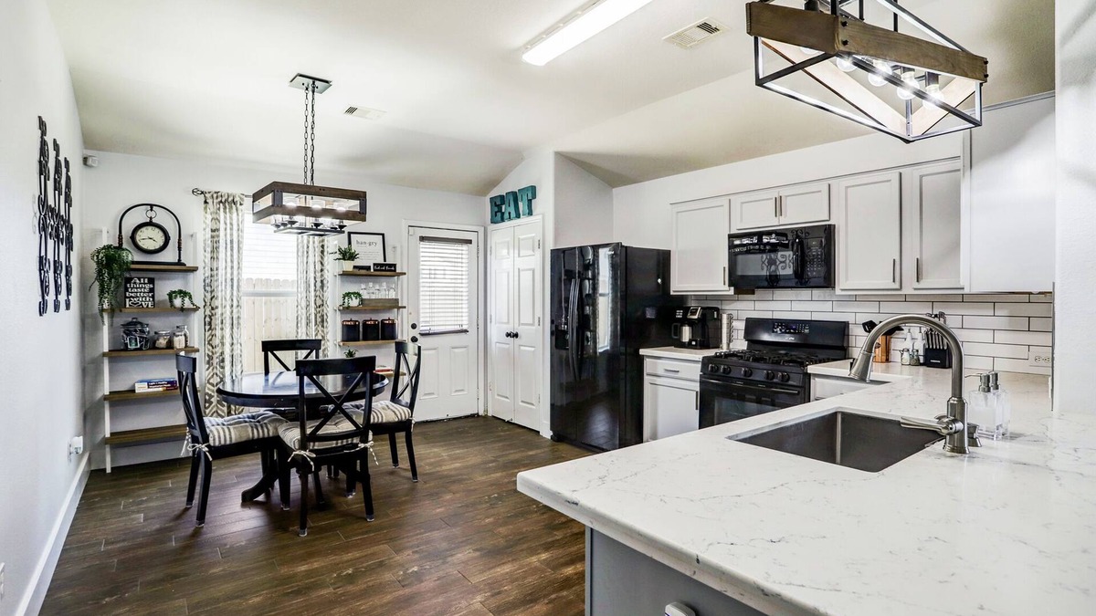 Northeast Houston House | Conveniently located by IAH Airport and Highways. Family and Pet-friendly.