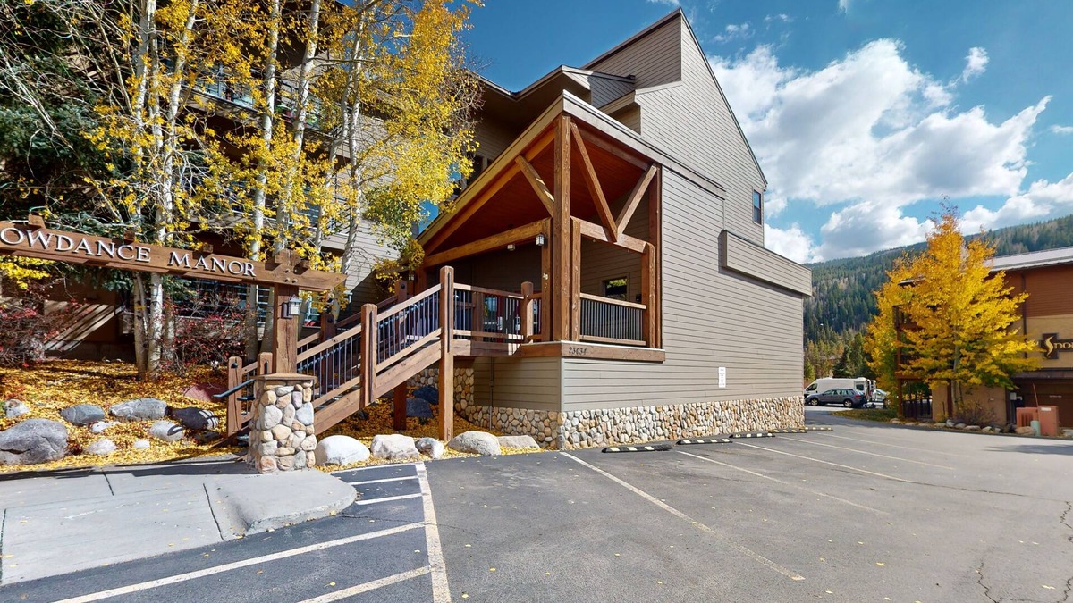 Mountain House Condo | Conveniently Located Condo with Shared Pool, Hot Tub - Walk to Slopes