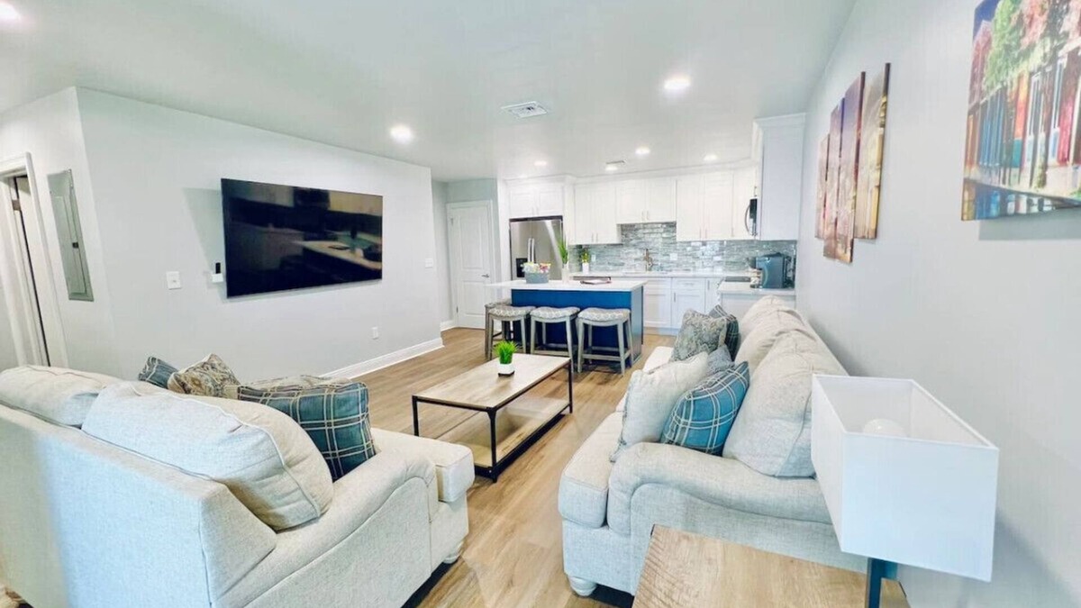 Metairie Apartment | Conveniently Located Contemporary 6 Bed/6 Bath 15 Min to Downtown