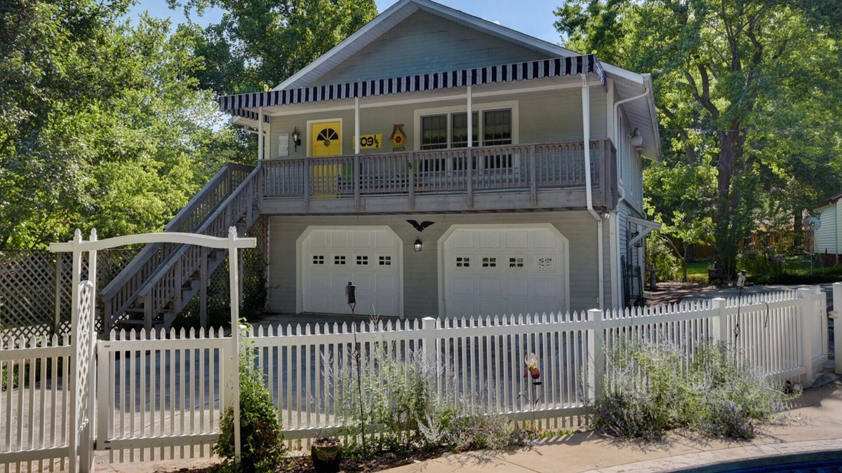 Ozark House | Conveniently located charming carriage house in historic neighborhood.