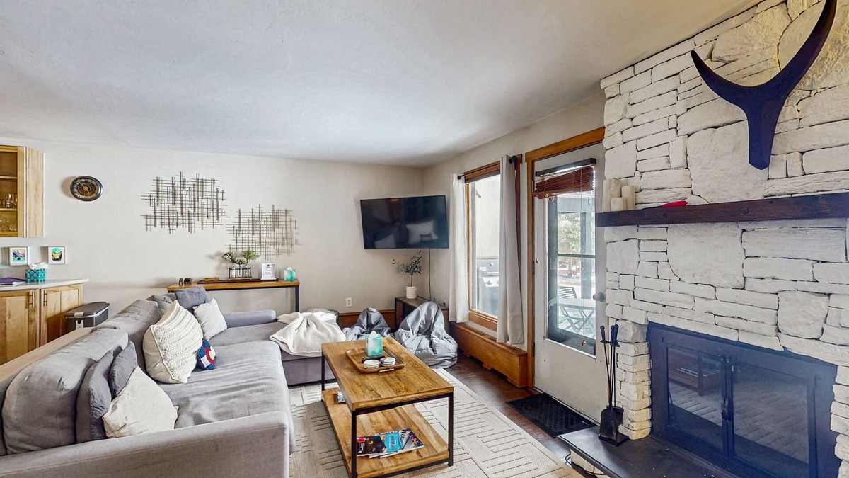 Eagle-Vail Condo | Conveniently located condo with full kitchen, fast wifi & next to golf course