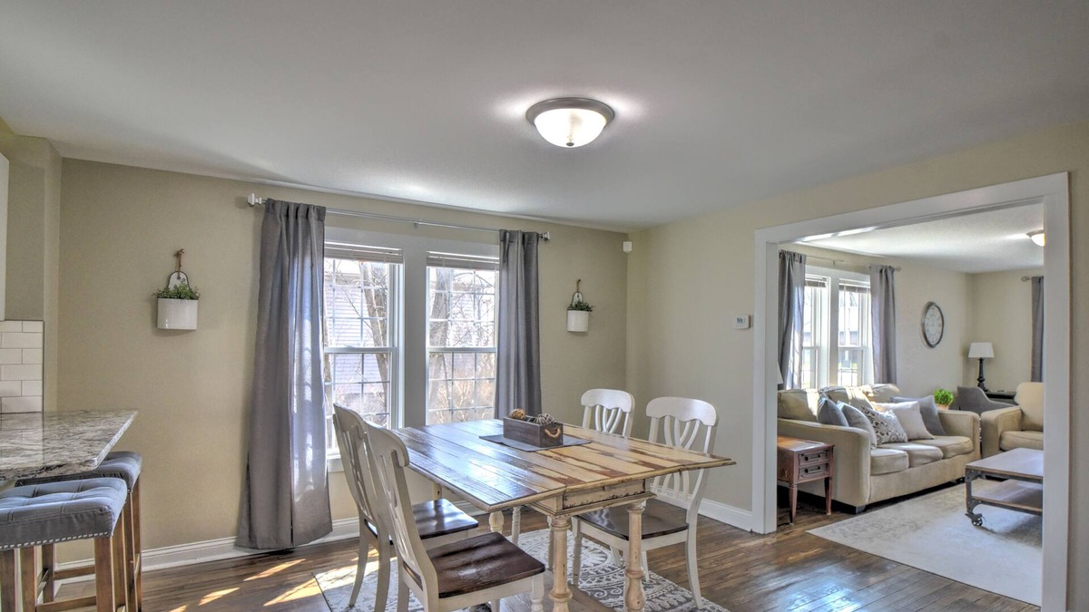 Gary House | Conveniently Located Hidden Gem in Griffith/Gary Renovated 3 bed 1 bath Sleeps 8