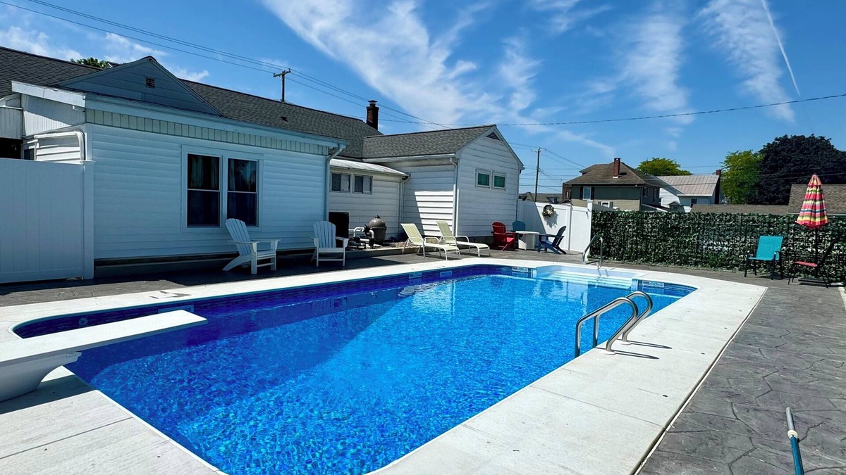 Campbelltown House | conveniently located home is perfect for families and friends.