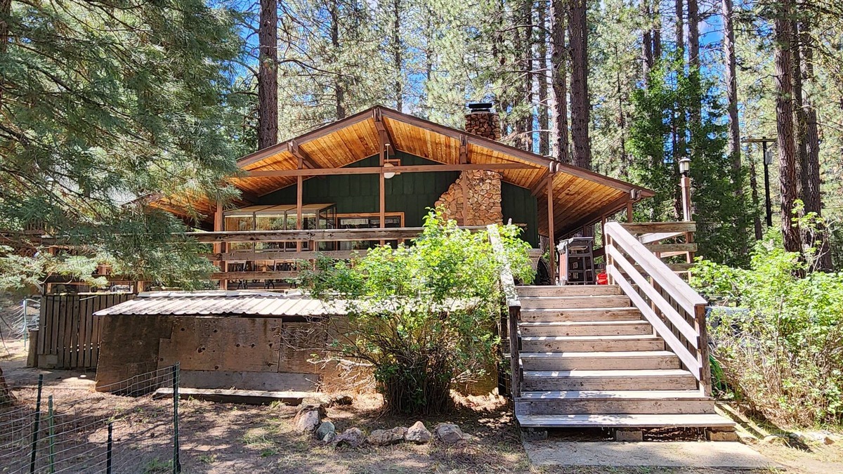 Graeagle House | Conveniently located mountain home nestled in the forest at Graeagle
