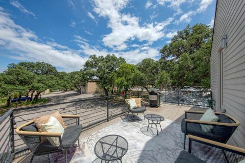 Galindo House | Conveniently located Upstairs Deck BBQ