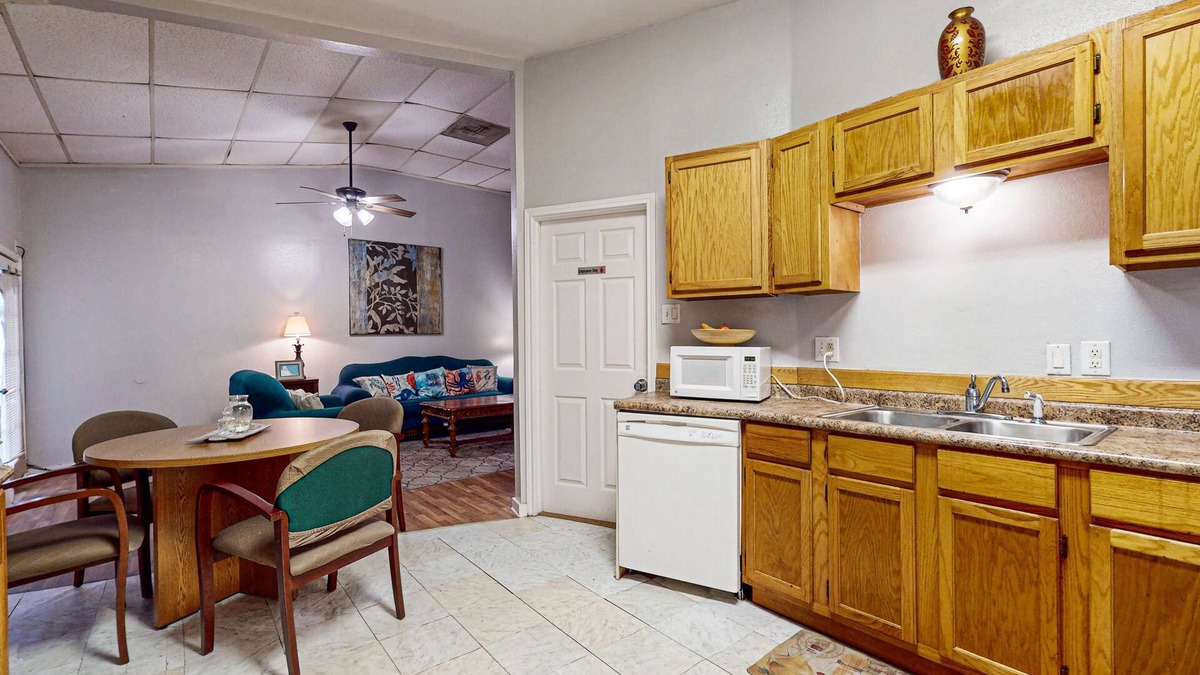 Ingleside House | Conveniently located home with full kitchen - near the ocean