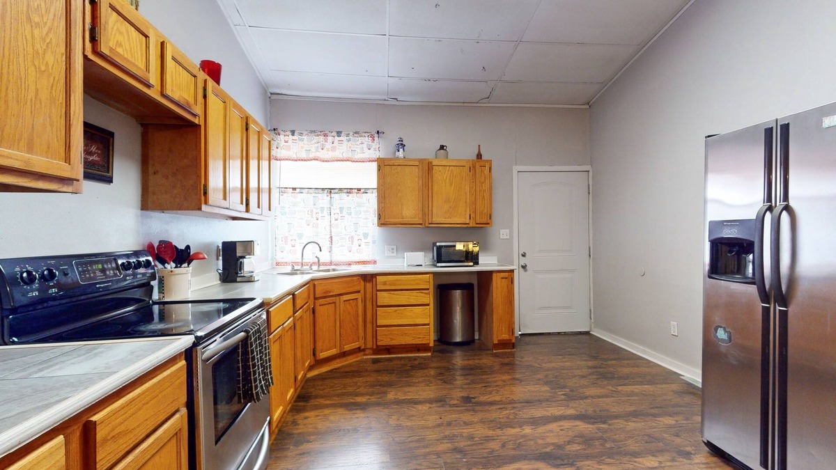 Ingleside House | Conveniently located house with spacious rooms & full kitchen
