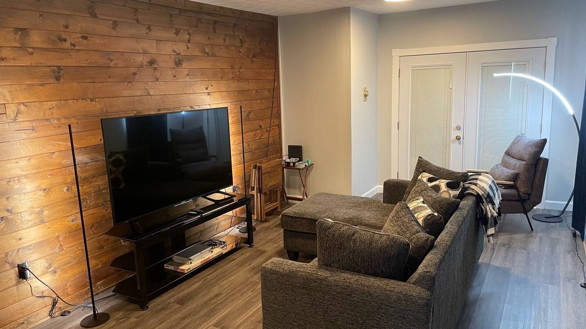 Fairlea Apartment | Conveniently Located and Modernly Stylish. Close to fairgrounds and GVMC