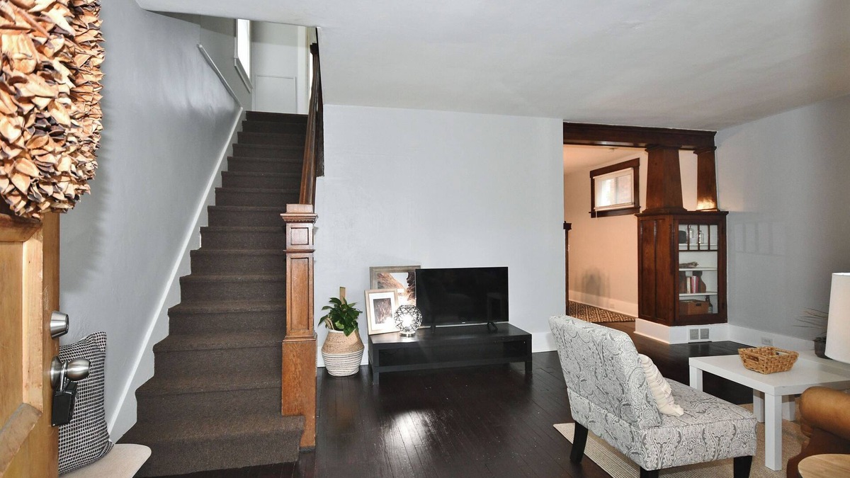 South Hills House | Conveniently Located Bungalow Near Trolley and Southside