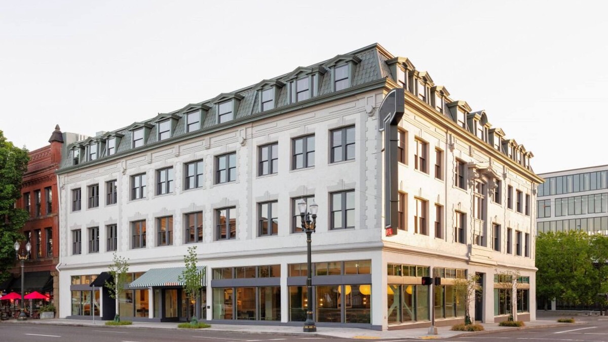 Buckman Neighborhood Apartment | Conveniently To Excellent Transportation! Short Drive to Hawthorne District