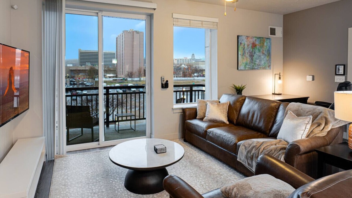 Rio Grande Apartment | Convention Ctr Bespoke Beauty 2BD Pool/Gym/HtubPkg