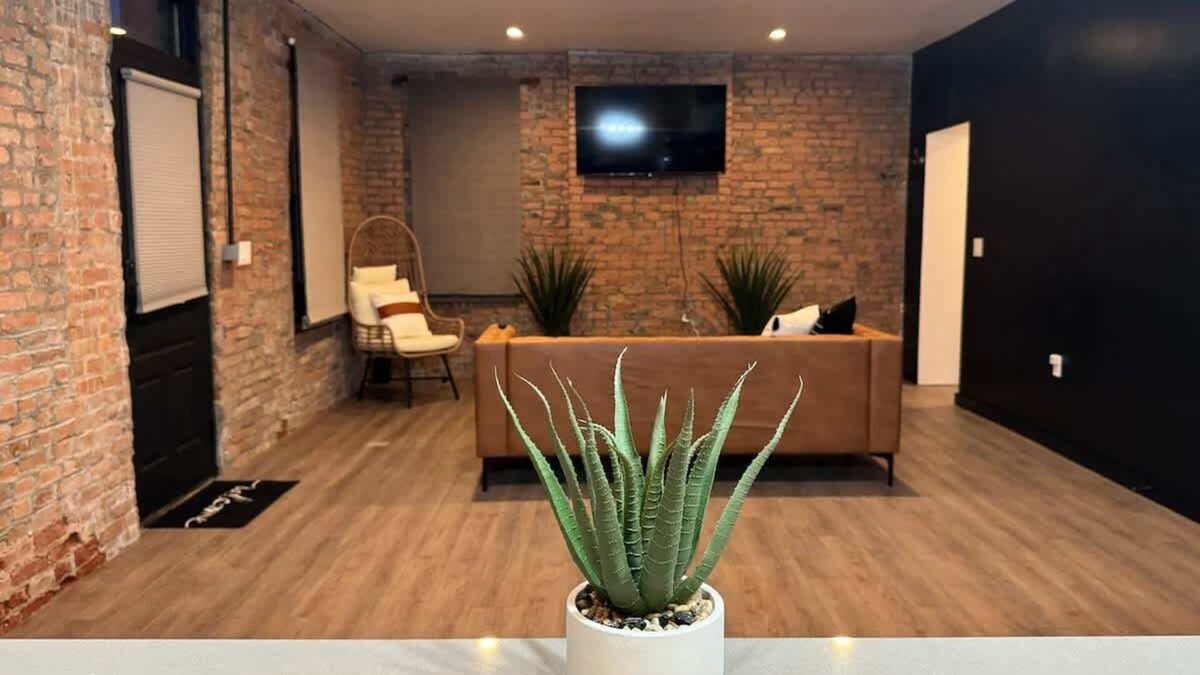 Italian Village House | Convention - King Bed - Short North - Parking Free