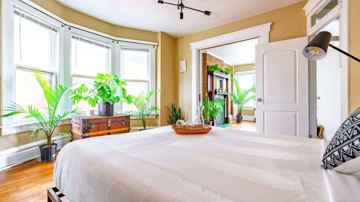 Victorian Village House | Convention - Short North - King Bed - Parking Free