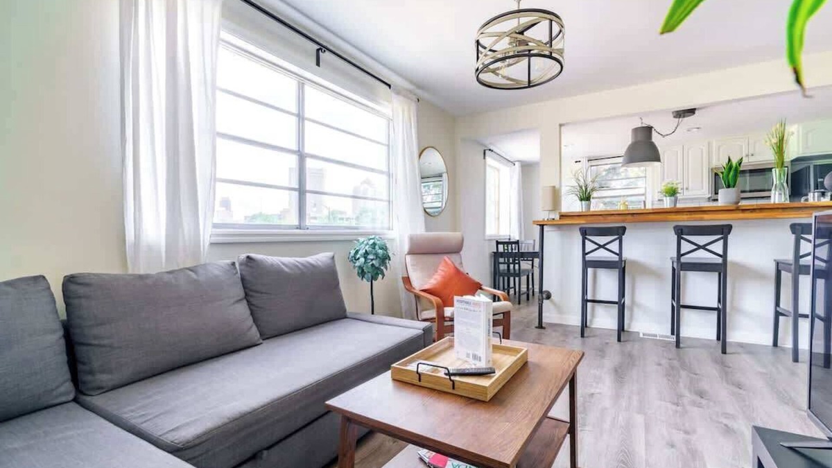 Victorian Village Apartment | Convention– Short North – Private Parking – Pets