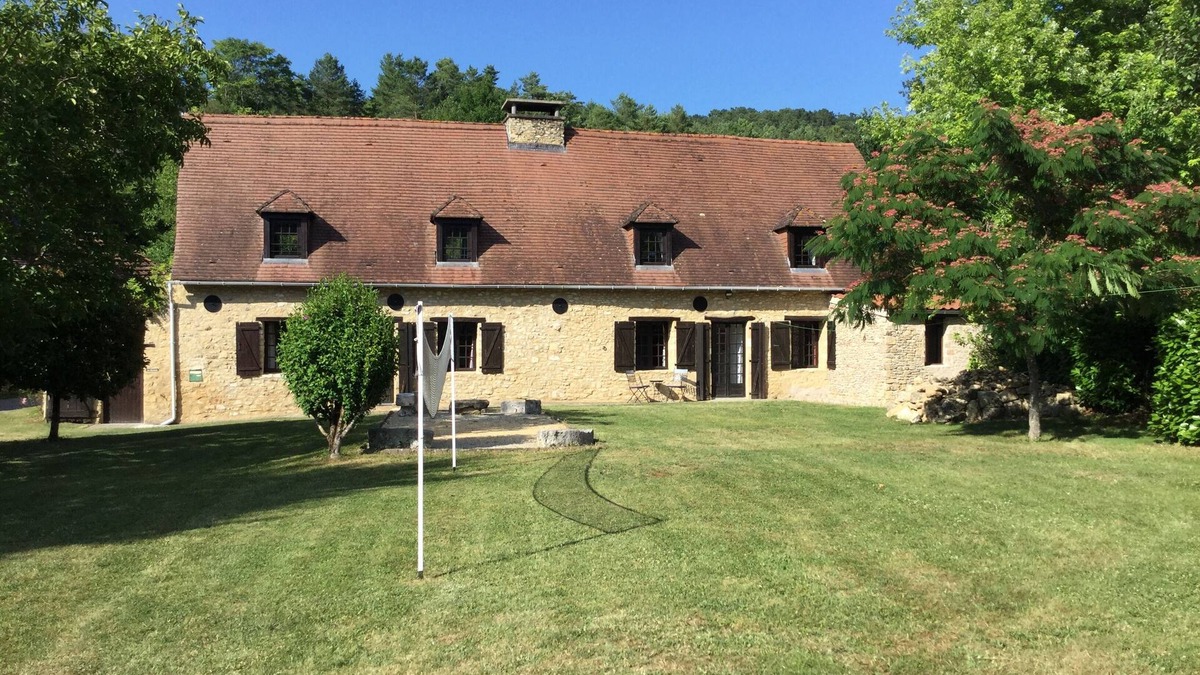Saint-Germain-de-Belves House | Converted Barn,full of character, with large pool and grounds