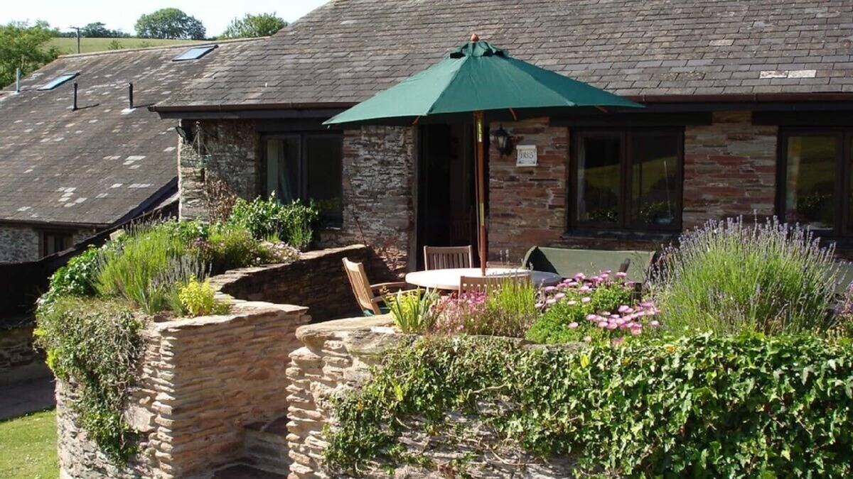 Chillington Cottage | Converted barn. Shared pool, tennis, snooker, games, golf, grounds. South Devon