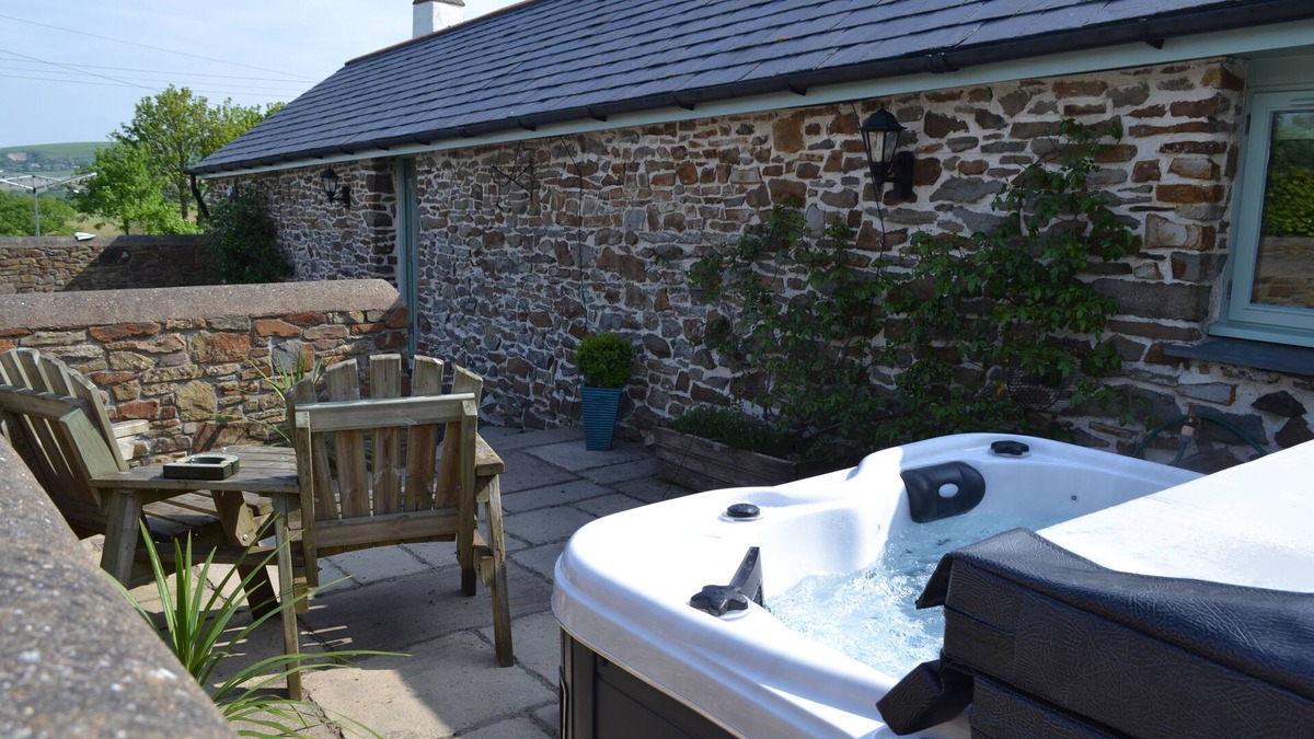 Barnstaple House | Converted barn, with hot tub near to North Devon's beaches