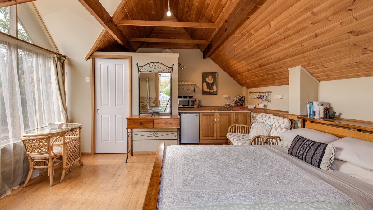 South Hobart Apartment | Converted Sandstone Stable Self-contained studio