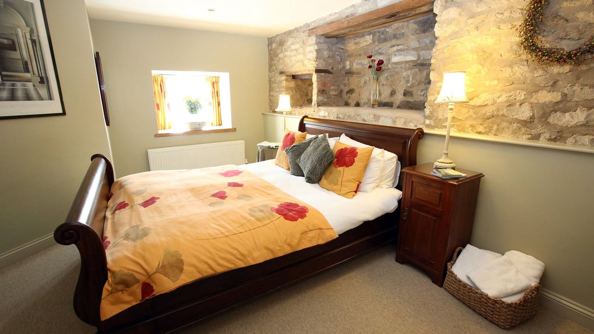 Kirkbymoorside Cottage | Converted stable Mews Cottage with one king bed Sleigh bedroom