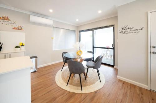 Kelmscott Apartment | Convinient Cosy home with all around you!