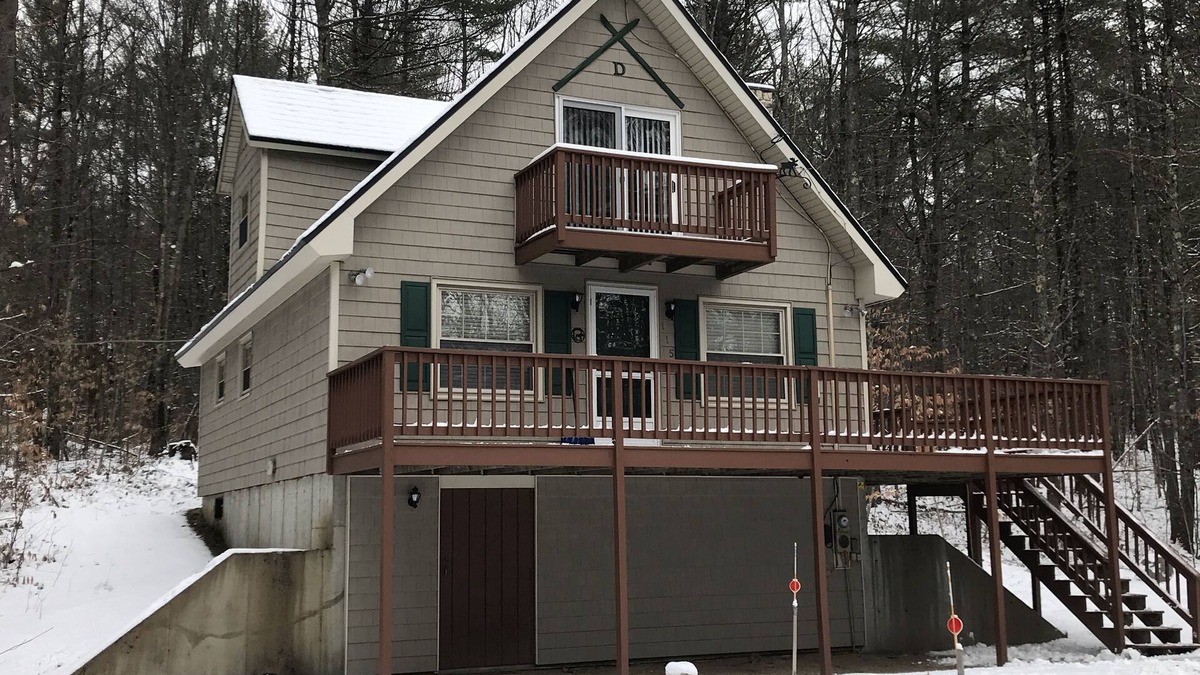 Center Conway Ski Chalet | Conway NH Chalet Rental Dec '23-Apr '24. 30 day discounts