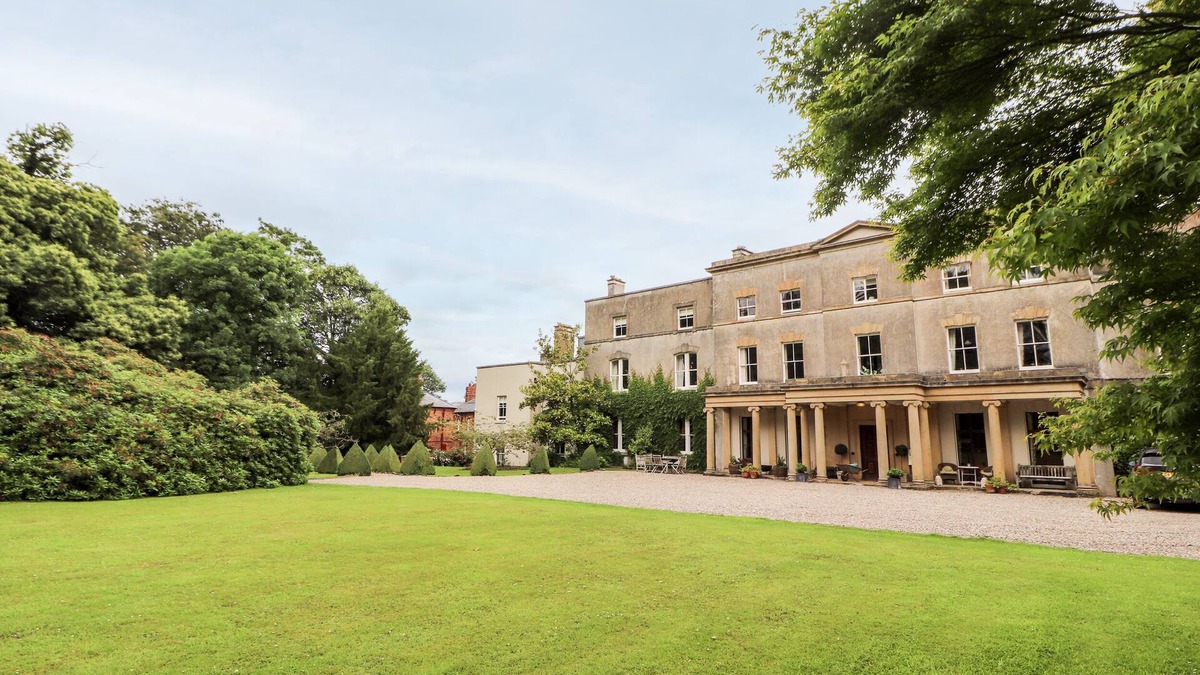 Wrexham Apartment | COOK'S FLAT, character holiday cottage in Cefn Park Estate