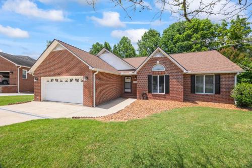 Cookeville House | Cookeville Family Retreat 3BR Home with Yard Close to TTU & Town