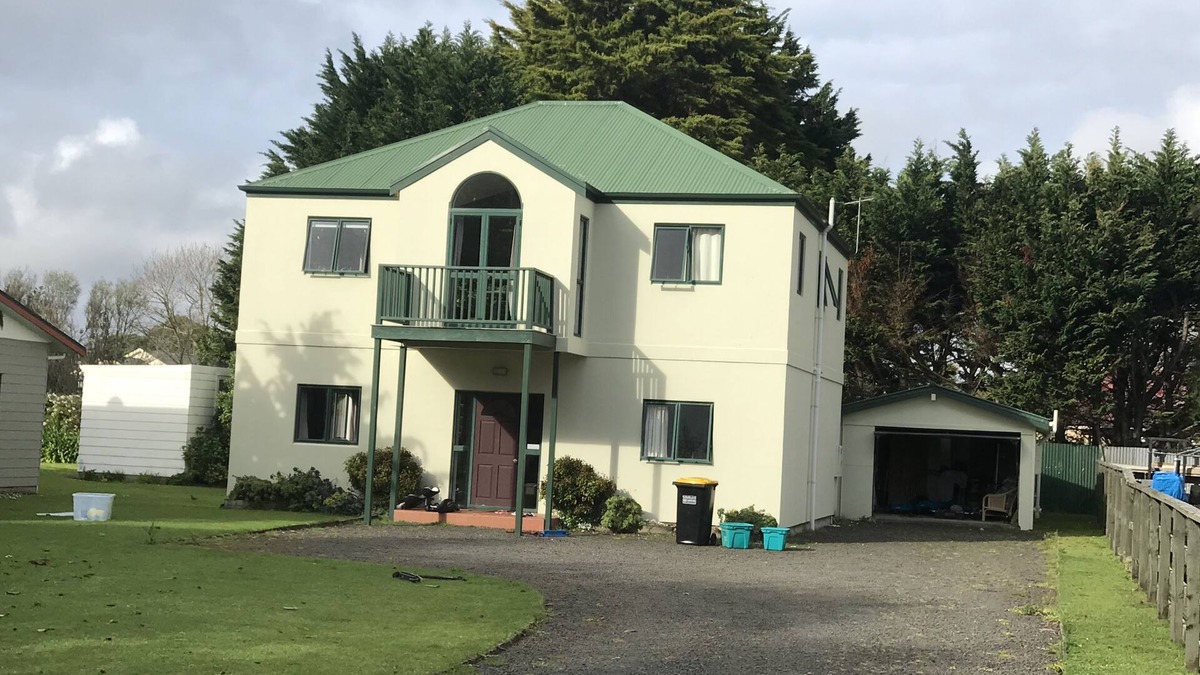 Whitianga House | Cooks Cottage, spacious and conveniently located