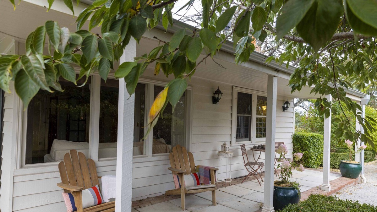 Lauriston Cottage | COOKS HOUSE - 4 BEDROOM WEATHERBOARD IN LAURISTON