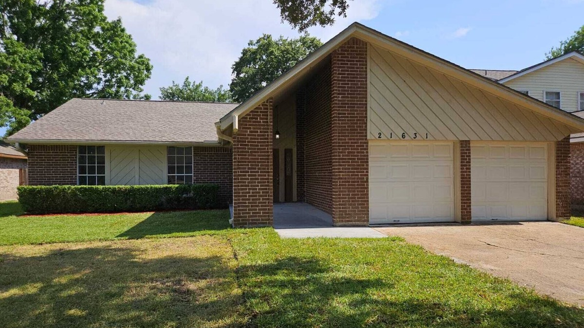 Memorial Parkway House | Cool 3-bedroom house with AC in Katy