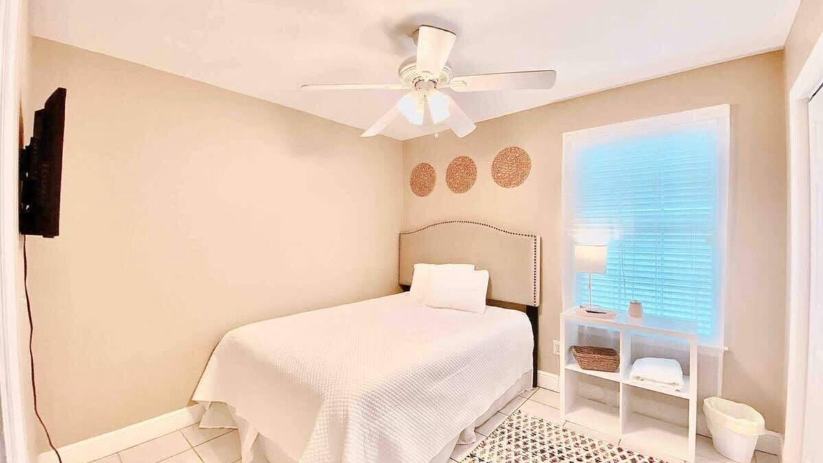 Tallahassee House | Cool and Bright Room Designed for Relaxation
