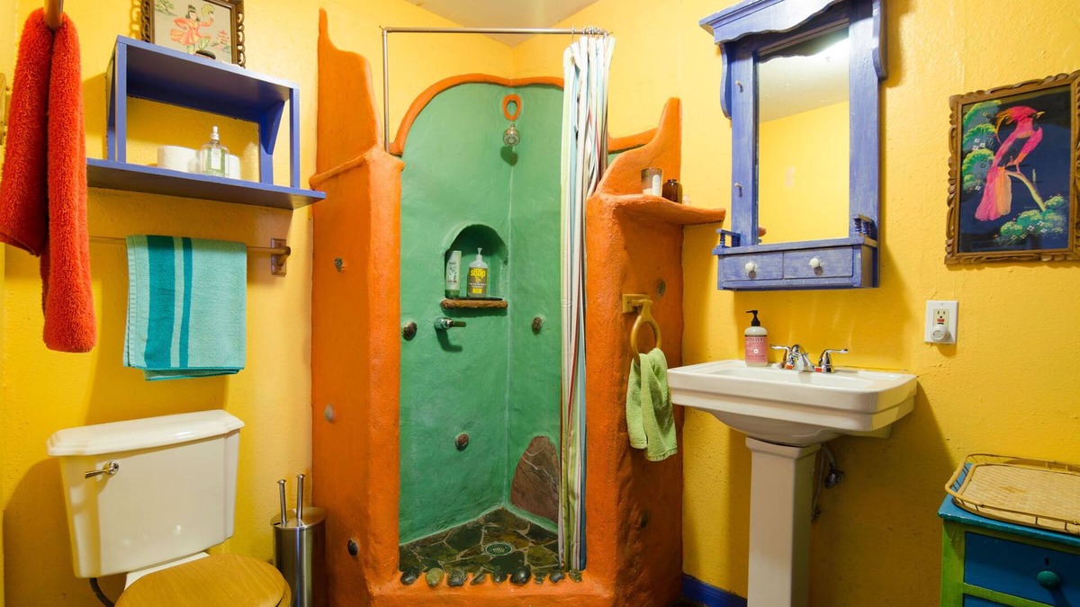 Travis Heights Cabin | Cool Artistic Treehouse Cabin Near South Congress Dist and Downtown!