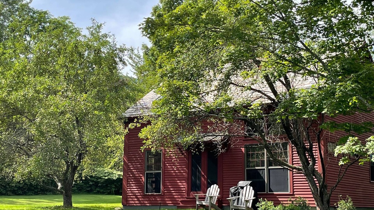 Manchester House | Cool Barn renovation with views. 5 mins to hikes, restaurants, fishing and more!