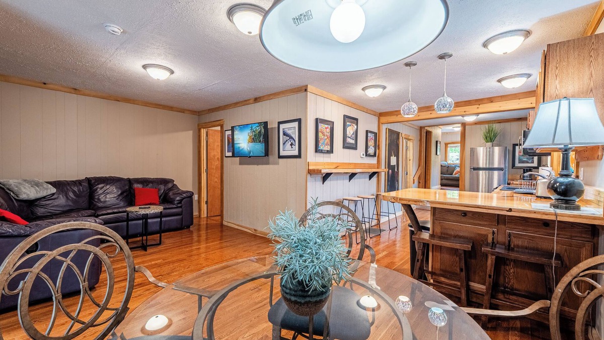 Fayetteville Cabin | Cool cabin in Fayetteville 1 mile from downtown, Hot Tub