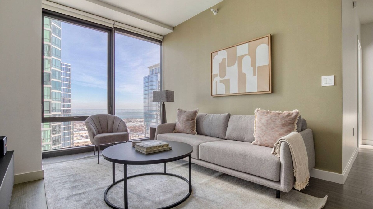South Loop Apartment | Cool South Loop 2BR w/Pool, Gym & Sports, nr Grant Park, by Blueground