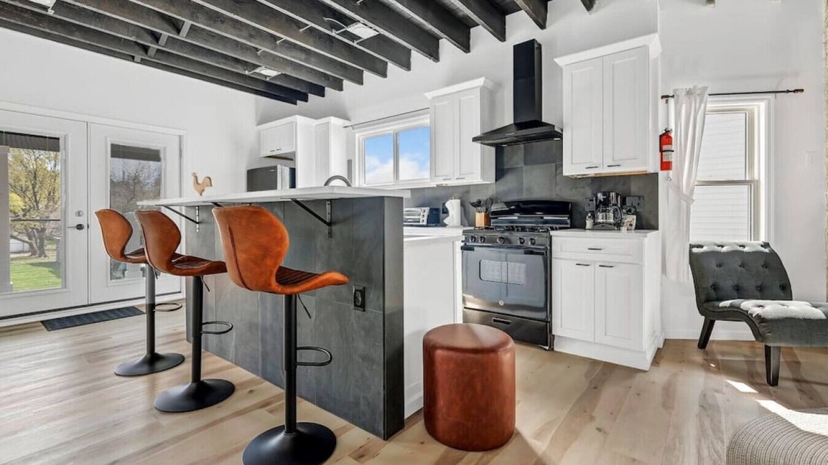 Front Park Apartment | Cool Urban Stay: Downtown Loft