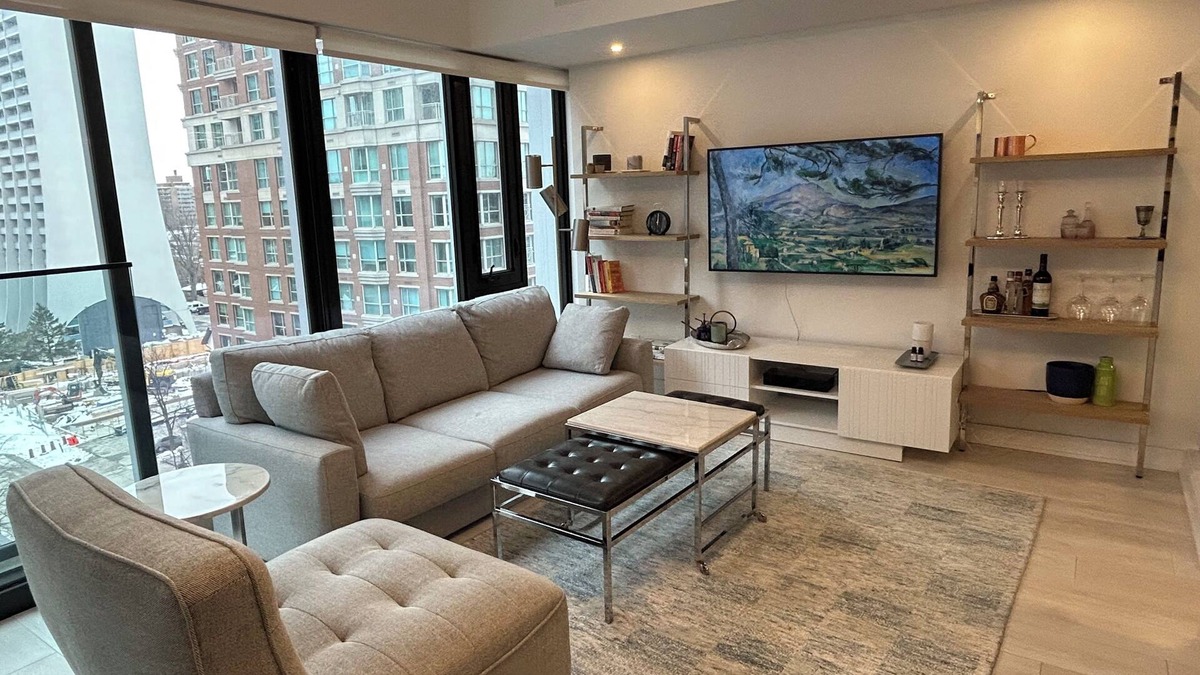 Bloor-Yorkville Condo | Cool vibe In the heart of Toronto, best restaurants and trendy shopping.