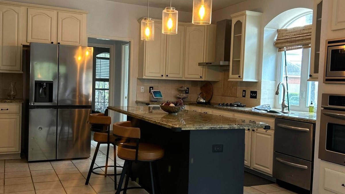 Sugar Land House | Cool Water Vibes Charming 4-bedroom house Sugar Land- complementary mini Bar