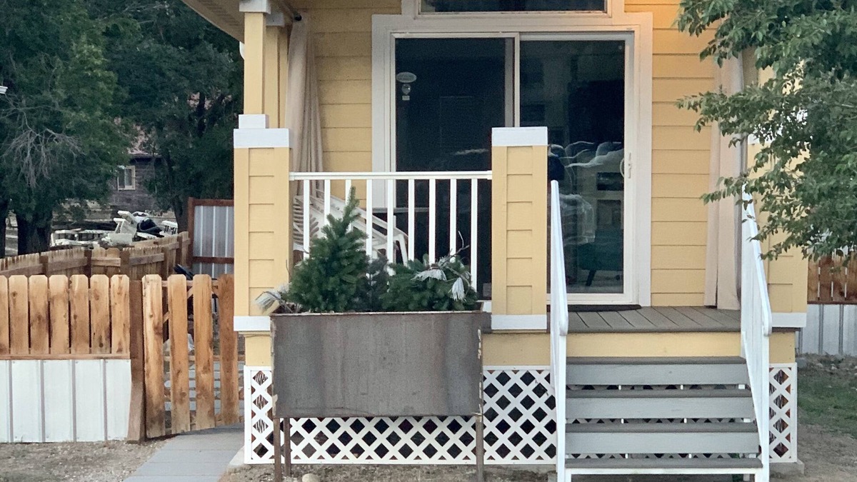 Salida House | Coolest Tiny House in Salida! Little Wren has full sized amenities, pet friendly
