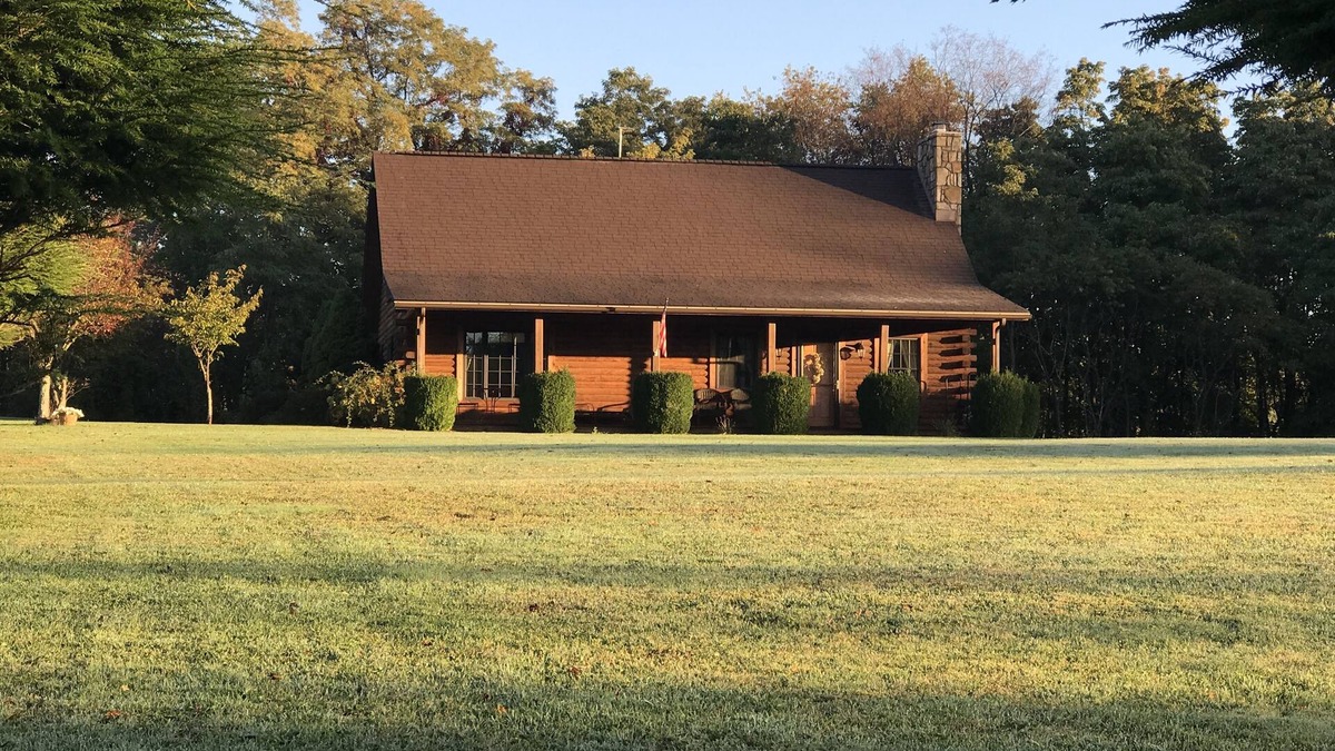 Ohiopyle House | Cooley’s Cottage is a beautiful log home with a hot tub!