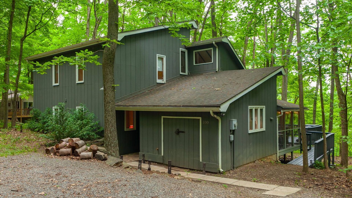 Berkeley Springs Cottage | Coolfont 4 BDRM, lots of beds! Cozy Wooded Cottage.