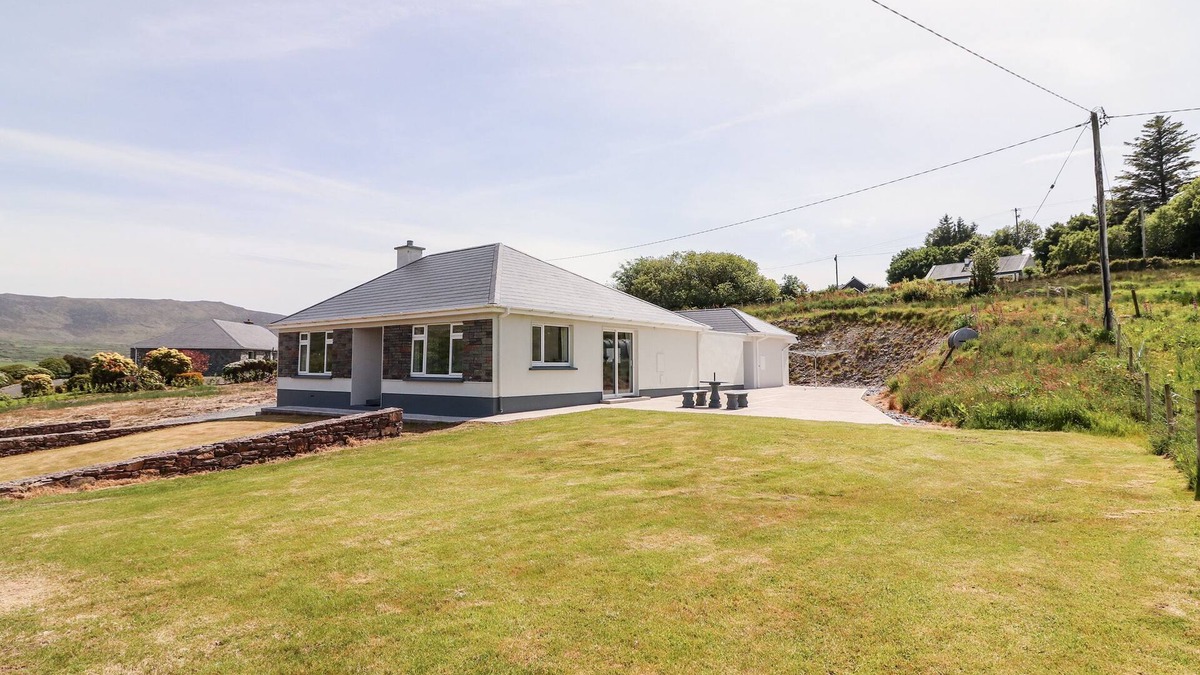 Glenbeigh House | COOLNAHARRAGILL LOWER, family friendly in Glenbeigh, County Kerry