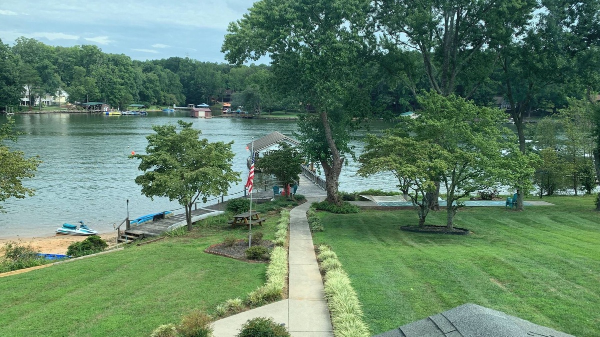Troutman House | COOPER'S POINT. Lakefront on sandy beach w/private dock, paddleboards, kayaks.