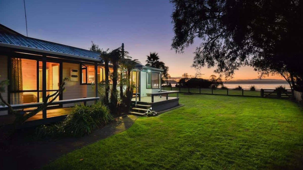 Holdens Bay House | Coopers Lakeside Cabin | Lakefront Escape + Kayaks