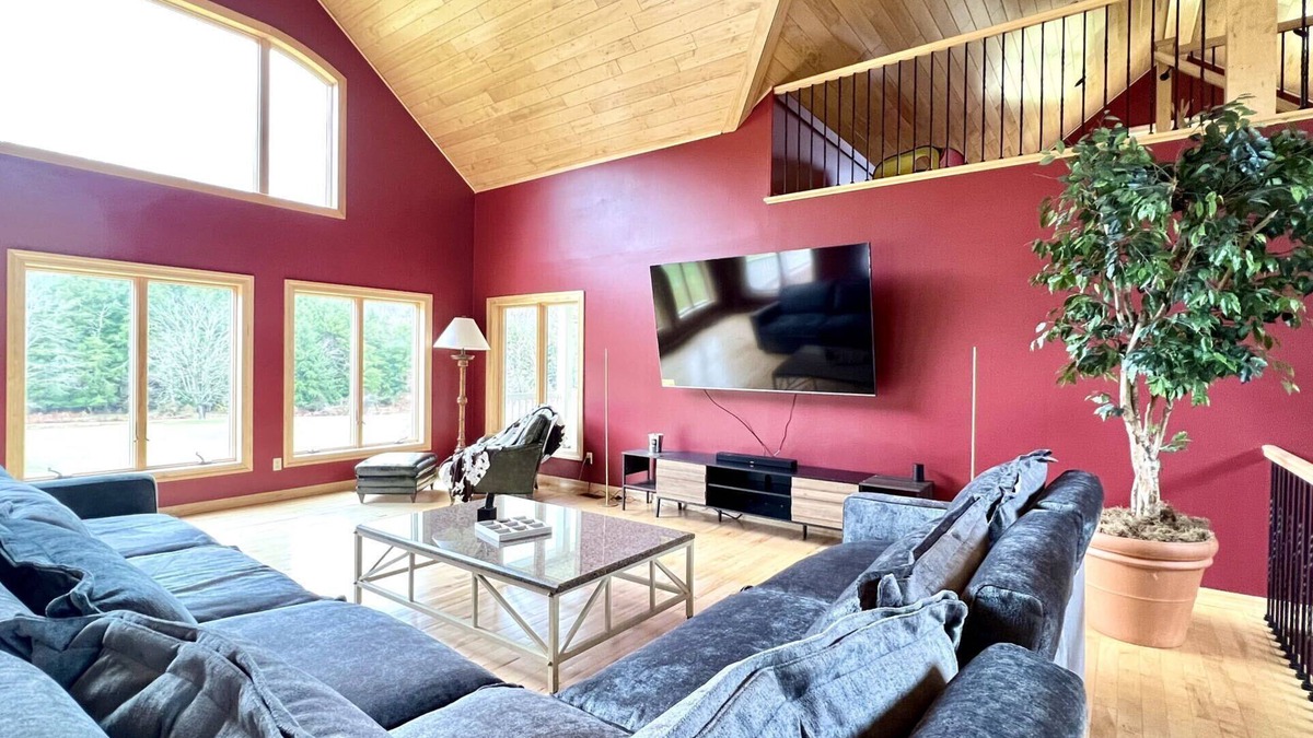 Wells Bridge Ski Chalet | Cooperstown All Star Newly Renovated 5B 3.5B with Amazing view and Creek