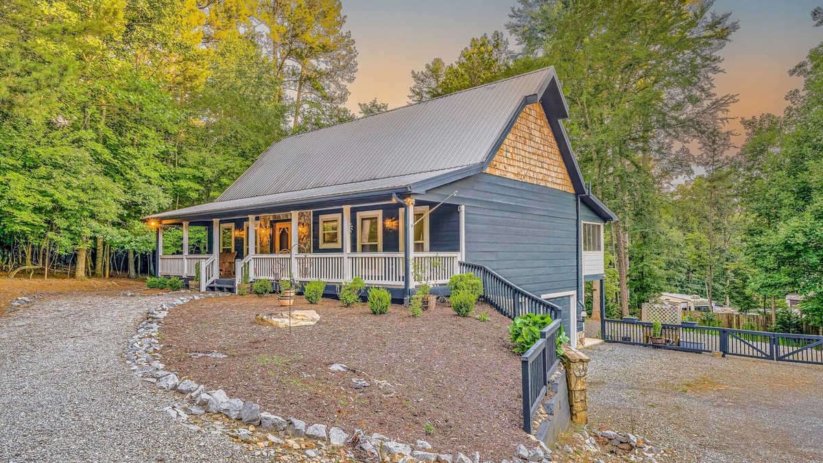 Ellijay Cabin | Coosawattee Cabin - pool, gym & tennis - fireplace, fire pit & central AC