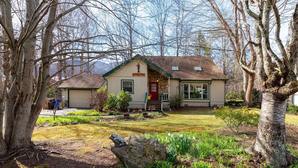 Valley Creek Run Cottage | Copper Lady Cottage - Creekside 3 BR, 2BA, Hot Tub, Firepit